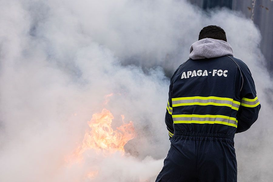 Bombero durante un simulacro de incendio en la isla de Ibiza