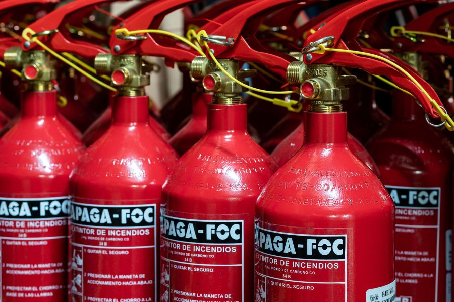 Conjunto de extintores homologados antes de pasar por la revisión por parte de los técnicos de Apagafoc Ibiza